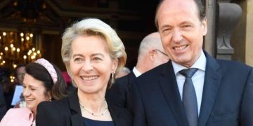 “Експрес”: Съпругът на Урсула фон дер Лайен замесен в съмнителни фармацевтични сделки