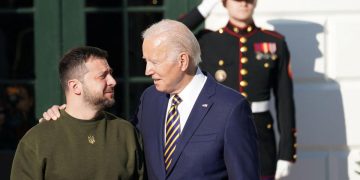 Филип Джиралди: Заключете сребърните прибори на Белия дом! Володимир Зеленски e в града!