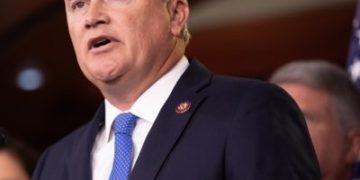 Newsweek: Американският конгресмен Комър нарече Украйна противник на Съединените щати