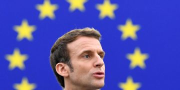 Еманюел търси приятели: Макрон се опитва да обедини „разединяваща се“ Европа