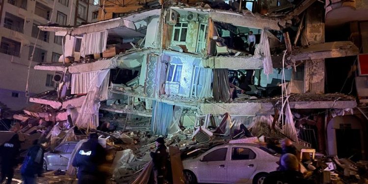 Колко силно е земетресение с магнитуд 7,8?