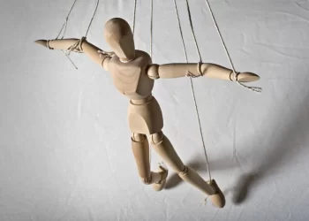 „Парите са мръсната тайна на всички новини“