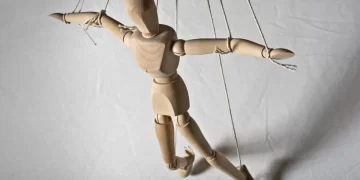 „Парите са мръсната тайна на всички новини“