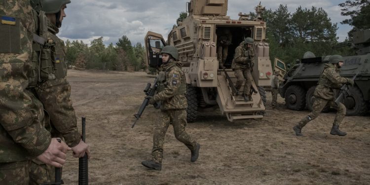 НАТО: Украйна получи почти всички обещани от съюзниците бойни машини