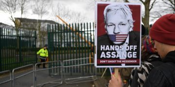 35 депутати и лордове настояват САЩ да оттегли обвиненията срещу Асанж
