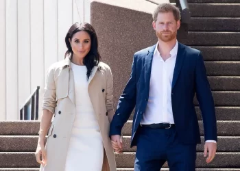 Историк: Принц Хари и Меган Маркъл играеха „игра на сила“ с отложен отговор за коронацията