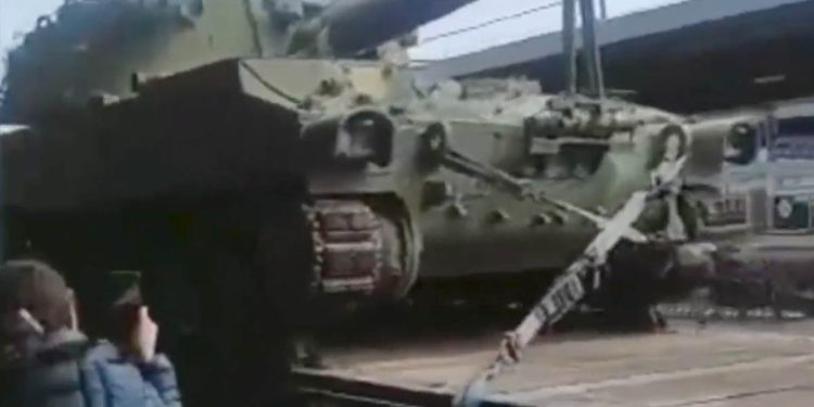 Exxpress: С нелегалните доставки на оръжие за Киев Виена поставя неутралитета си под заплаха