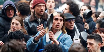 Най-новият начин на Франция да изрази гнева си срещу пенсионния закон: тенджери