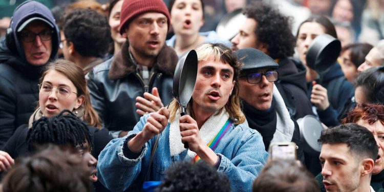 Най-новият начин на Франция да изрази гнева си срещу пенсионния закон: тенджери