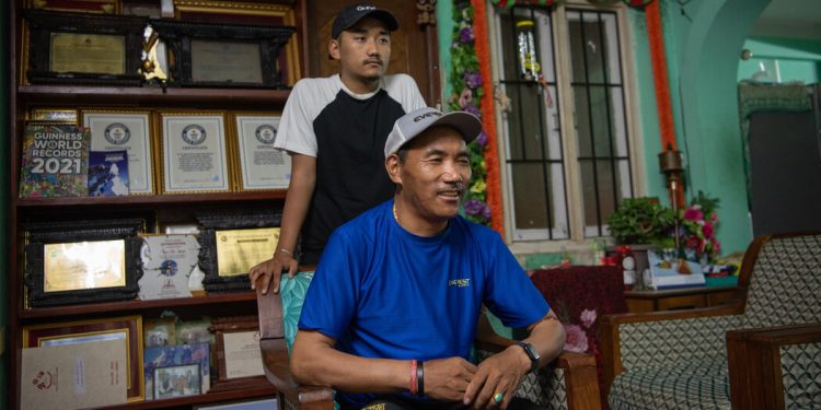 4 изкачвания на Еверест за 10 дни: Шерпи се борят за рекорд за катерене на върха на света