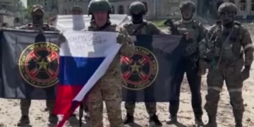 Бахмут: Зеленски казва, че градът е разрушен, докато Русия претендира за победа