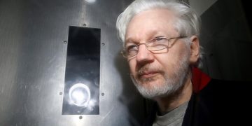 Писмо от Джулиан Асандж до крал Чарлз III