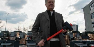 Вторият фронт на Порошенко. Как партията на бившия президент обвинява Зеленски за началото на войната и какво означава това