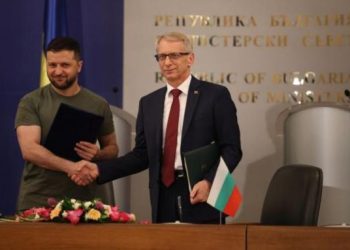 Кому служи премиерът Денков, академик?