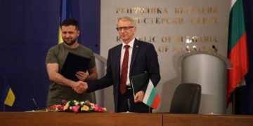 Кому служи премиерът Денков, академик?