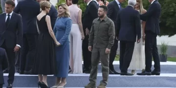 Маскарадът на Зеленски се проточи