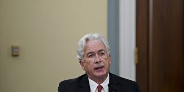 Директорът на ЦРУ, в тайно пътуване до Украйна, узнава плана за края на войната