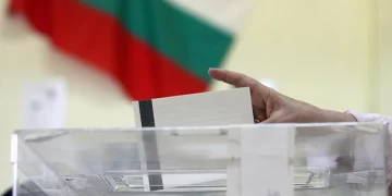 Усещането, че демокрацията е заменена от игра на демокрация (силно деформирана „представителна демокрация“) дава отражение и на изборните нагласи