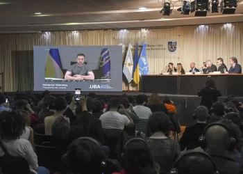 Зеленски говори със студенти от университета на Буенос Айрес: „Не виждам близки отношения между Аржентина и Украйна“