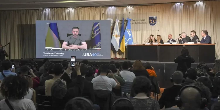 Зеленски говори със студенти от университета на Буенос Айрес: „Не виждам близки отношения между Аржентина и Украйна“