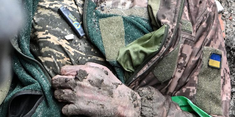 Сключете мир, глупаци! Прокси войната на Америка с Русия превърна Украйна в гробище.