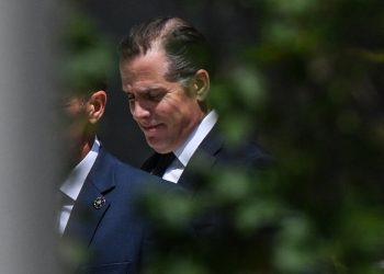 Докато сагата за Хънтър Байдън продължава, демократите отвръщат погледи и отхвърлят притесненията