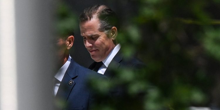 Докато сагата за Хънтър Байдън продължава, демократите отвръщат погледи и отхвърлят притесненията