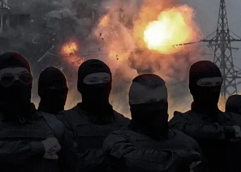 “Смърт на враговете”. Как военизирани групи контролират обществото в Украйна