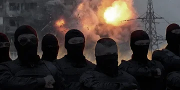 “Смърт на враговете”. Как военизирани групи контролират обществото в Украйна