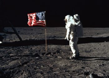 „Измама за 30 милиарда долара“: защо хората не вярват, че американците са били на Луната