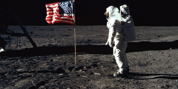 „Измама за 30 милиарда долара“: защо хората не вярват, че американците са били на Луната