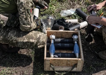 Украйна изстрелва снаряди по-бързо, отколкото получава. Може ли Европа да увеличи доставките?