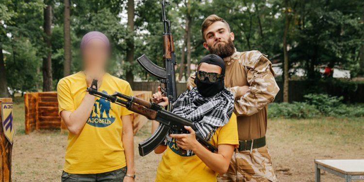 Украинският „неонацистки летен лагер“. Военно обучение за малки деца, паравоенни новобранци