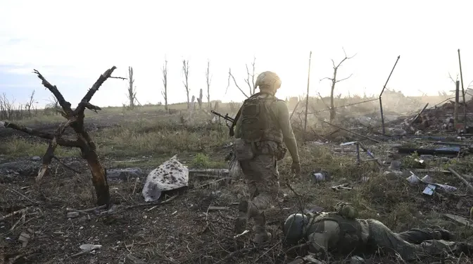 ПИТЪР ХИЧЕНС: Ако наистина ни пукаше за Украйна, щяхме да търсим траен мир,  а не да удължаваме тази война