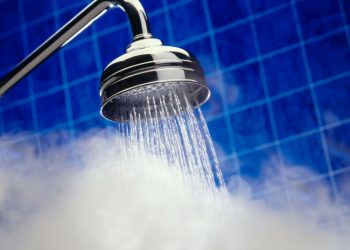 Вземането на супер горещ душ може да причини пет здравословни проблема