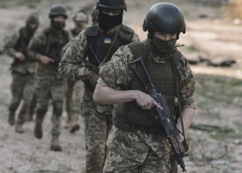 Зеленски заяви, че доставките на снаряди за Украйна са забавени заради войната между Израел и Хамас