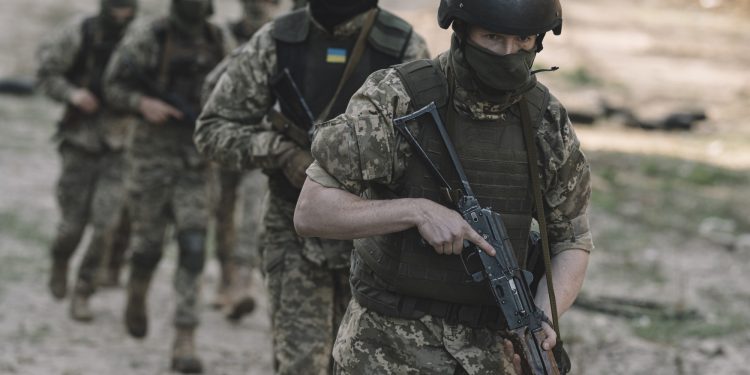 Зеленски заяви, че доставките на снаряди за Украйна са забавени заради войната между Израел и Хамас