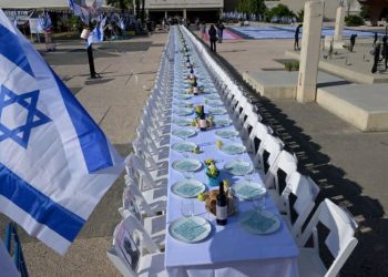 Инсталация с маса, подредена за 200 човека в „първоначална аранжировка за Шабат“, се простира през целия площад пред Музея на изкуствата в Тел Авив