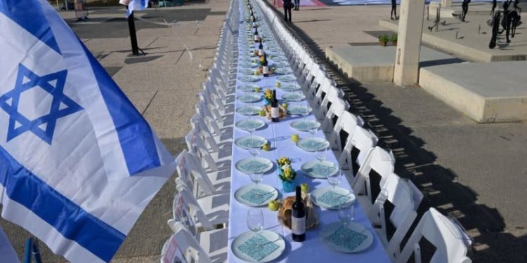 Инсталация с маса, подредена за 200 човека в „първоначална аранжировка за Шабат“, се простира през целия площад пред Музея на изкуствата в Тел Авив