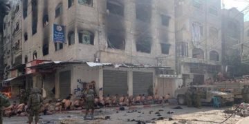 Вероятно сте виждали снимки на голи палестинци под прицела на израелски войници. ЦАХАЛ твърди, че такива са протоколите за задържане