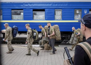 Набирането на войници за фронта се превръща в токсичен въпрос за лидерите на Украйна