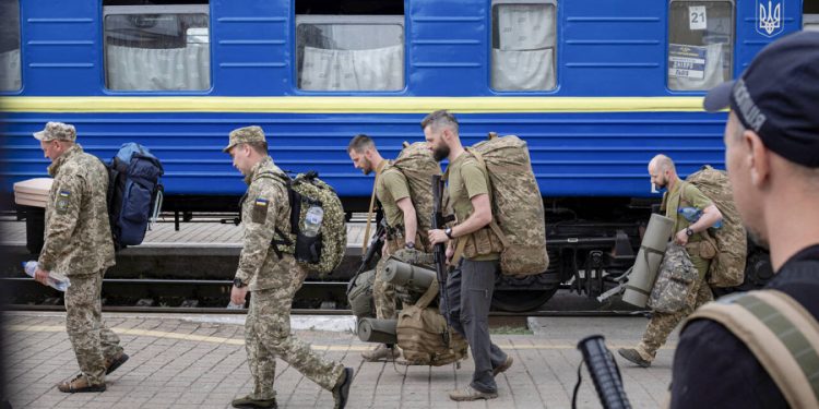 Набирането на войници за фронта се превръща в токсичен въпрос за лидерите на Украйна
