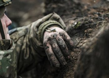 Украинска измама: Станете самотен баща и избягайте от окопите