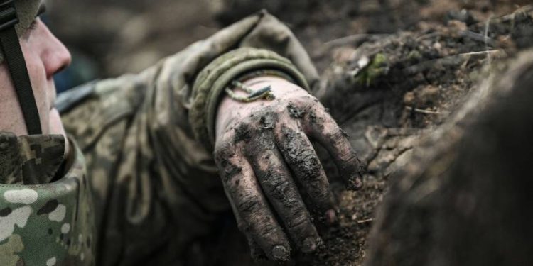 Украинска измама: Станете самотен баща и избягайте от окопите