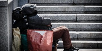 Polityka.pl: Младите бездомни хора са невидими в Полша. Спят в клетки, в автобуси, няма помощ