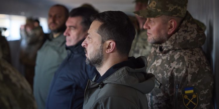 Грозната битка на Зеленски с генерала разкрива разделението в Украйна