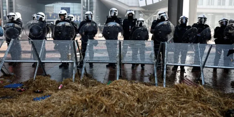 Опасността за демокрацията идва отгоре, а не отдолу