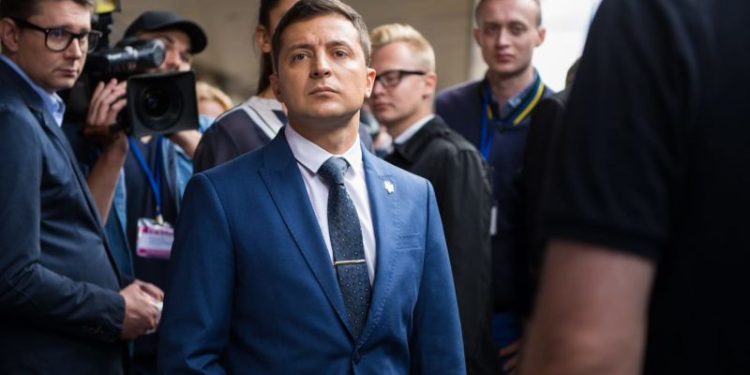 Carnegie Politika: Петилетка без преизбиране. Има ли опасност Зеленски да загуби легитимността си?