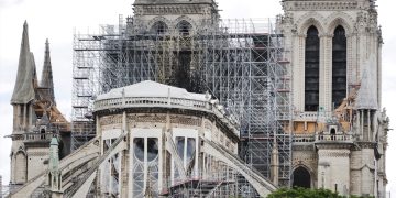 Преди пет години Нотр Дам изгоря и Макрон обеща, че възстановената катедрала ще бъде „по-красива от всякога“.