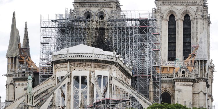 Преди пет години Нотр Дам изгоря и Макрон обеща, че възстановената катедрала ще бъде „по-красива от всякога“.